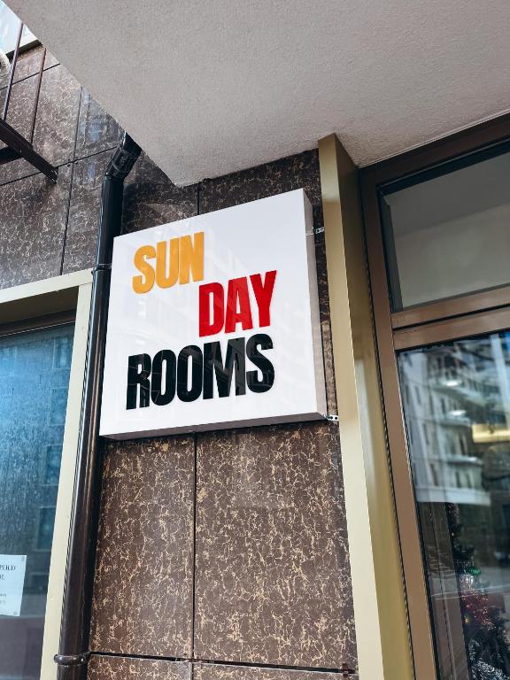 Номер Sunday Rooms — мінімалістичний дизайн з кольоровими акцентами